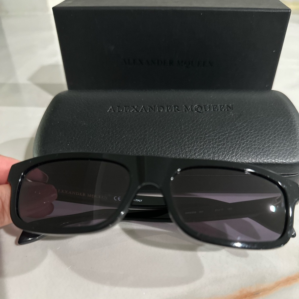 Alexander McQueen black acetate sunglasses 🕶️